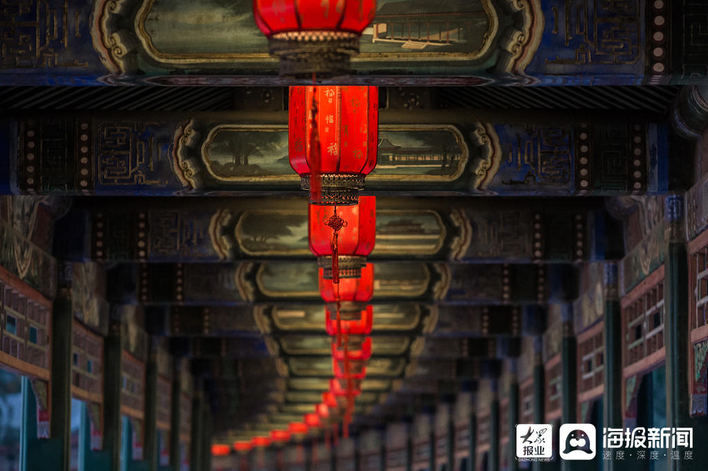 颐和园长廊亮起红灯笼 节日气氛浓郁