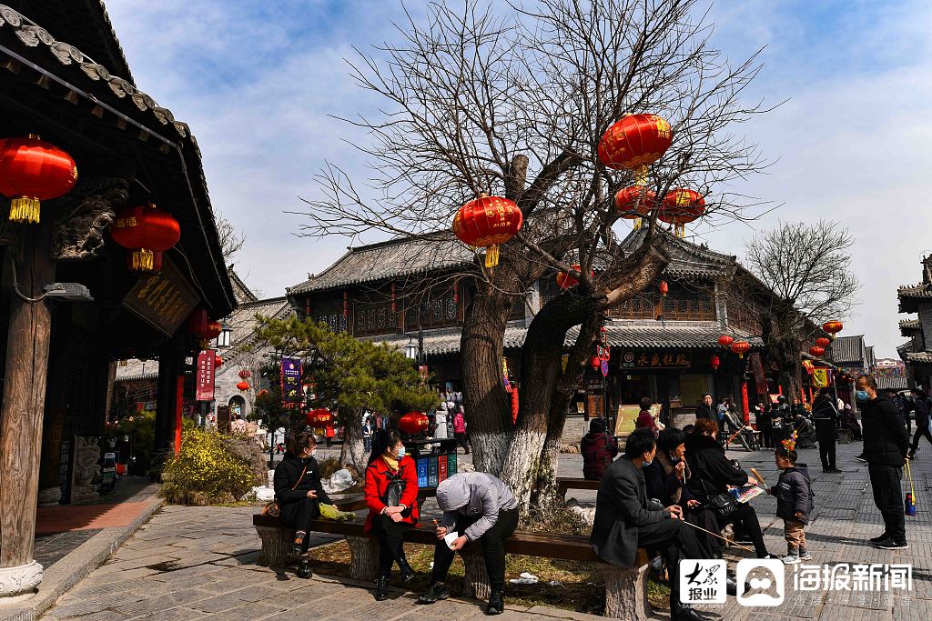 2021年2月26日,游客在山东潍坊青州古城景区游玩.