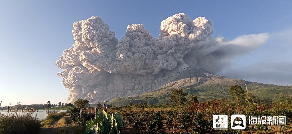 印尼火山喷发释放浓烟和火山灰高达5000米