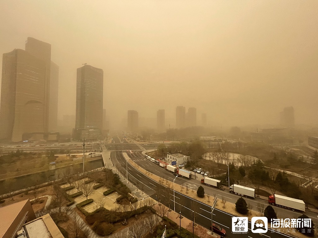 北京迎来沙尘降温天气