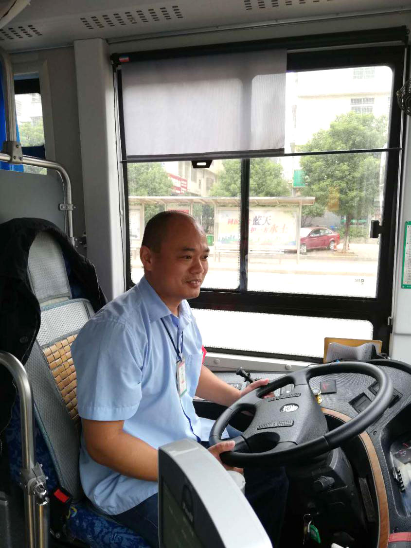 在很多人看来,公交车司机是一个辛苦甚至有点沉闷的工作,但是肖立平却