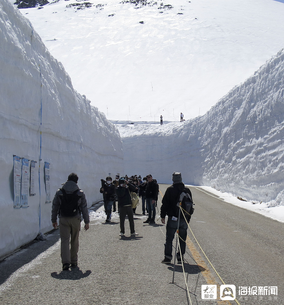 日本富山县雪墙公路对外开放