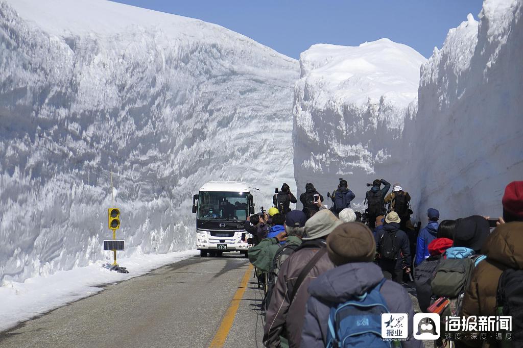 日本富山县雪墙公路对外开放