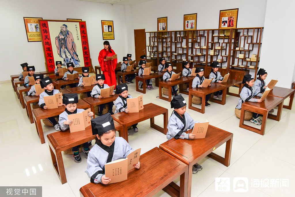 2021年4月21日,山东省青州市青龙回民小学的小朋友在文化馆国学讲堂内