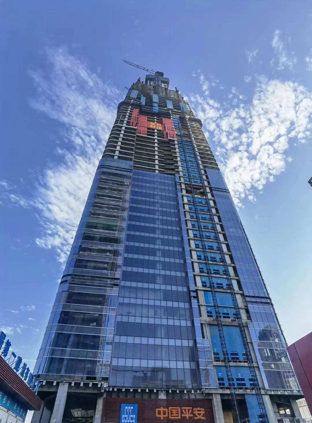 360米高的济南平安金融中心大楼胜利封顶