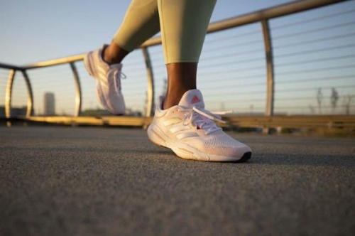 阿迪达斯发布SOLARGLIDE5，打造日常专属跑鞋迸发脚下能量
