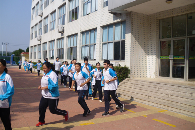 威海荣成市第三十三中学开展防踩踏应急疏散演练活动