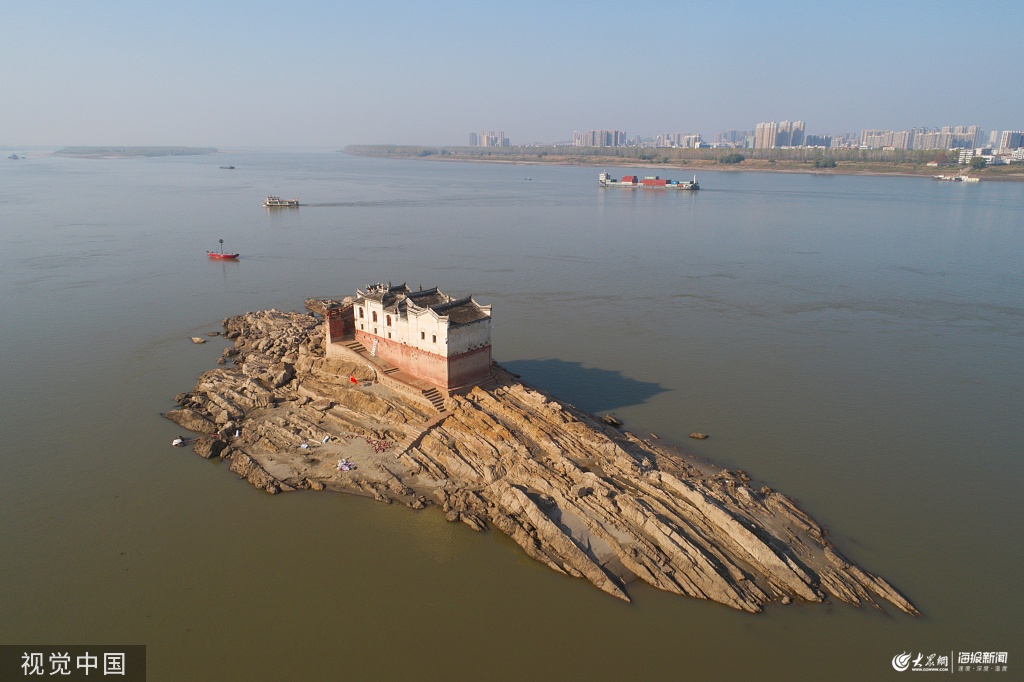 湖北鄂州:长江枯水期 观音阁全部露出水面
