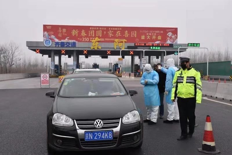 东阿阳谷交警积极配合卫生部门做好辖区道路重要出入口的交通管制