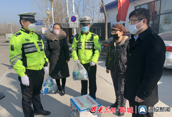 聊城在行动丨抗击疫情全民在行动聊城爱心企业向交警送来了200只医用