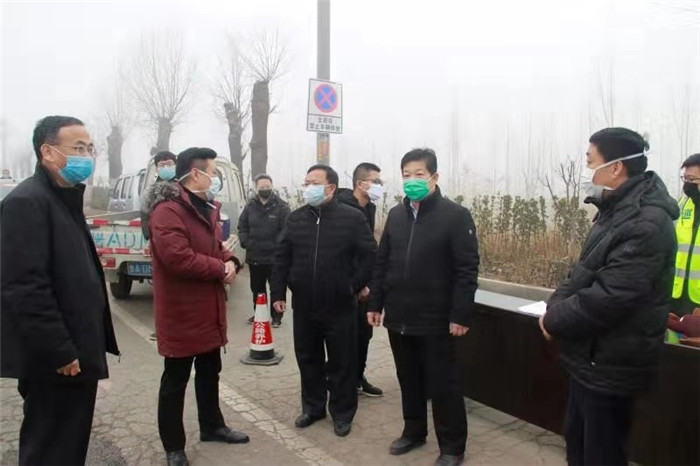 郭连星(左一)到商河县与乐陵市交界处检查疫情防控措施