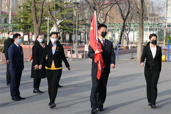 教辅人员40余人,齐聚经八路校区,全部身着正装,党员佩戴党徽,参加了一