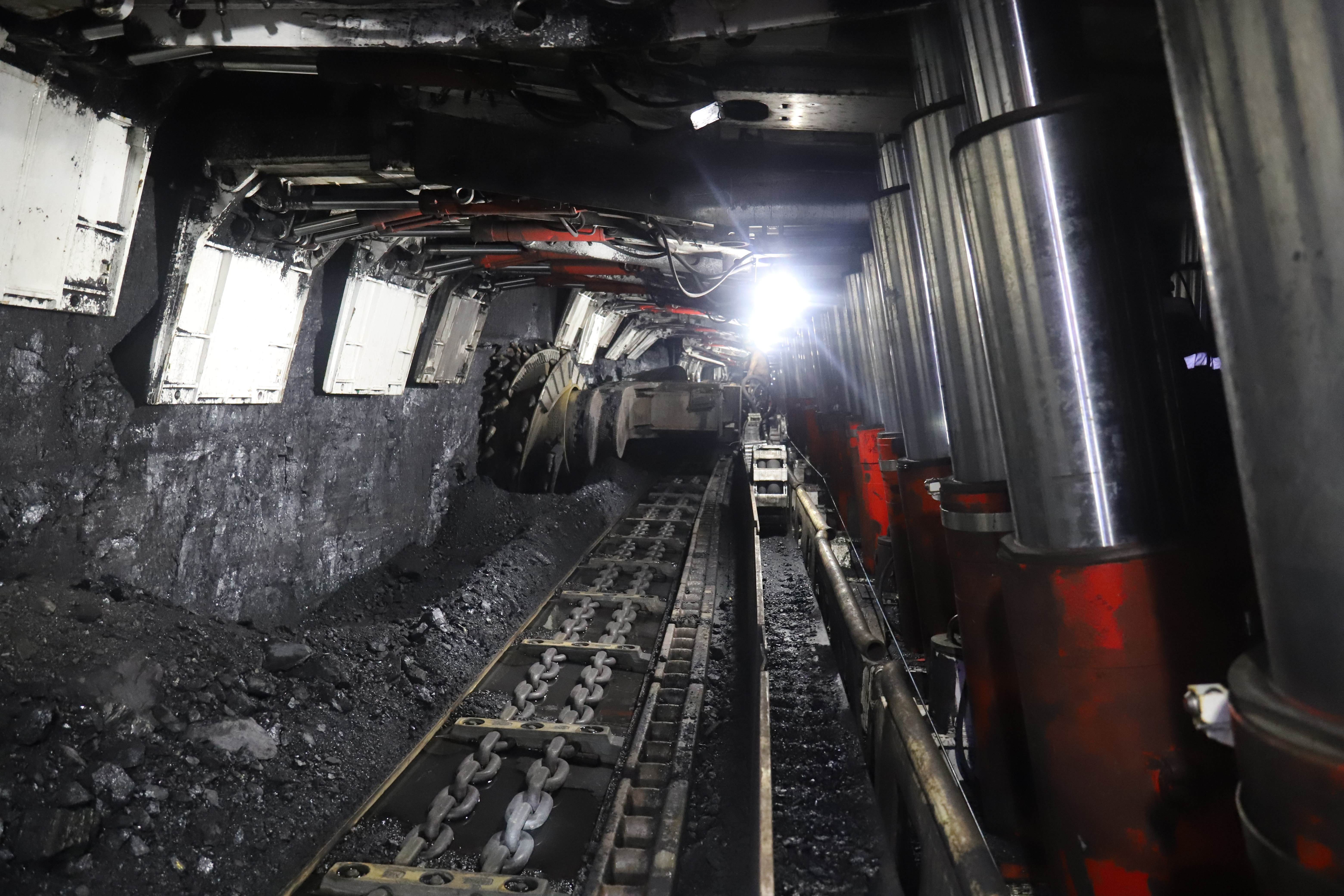 赵楼煤矿作为兖矿集团在巨野煤田开发建设的第一对现代化煤矿,井深