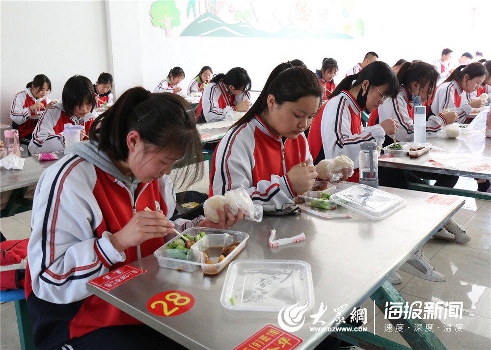 4月15日,山东省蒙阴县实验中学对学生就餐实行错峰,同向,固定餐位制度