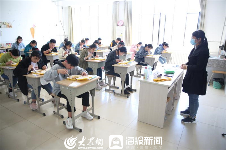 周沛洁)4月21日晚上8点,晚自习放学后,德州信息工程中等专业学校高三