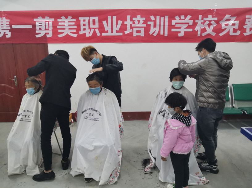 美职业培训学校的五名理发师们冒雨奔赴堂邑镇苏堤口村免费为村民理发