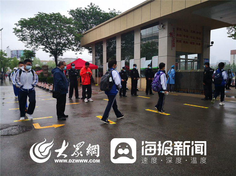 雨中校园温情 德州九中全体教职工热情迎初三开学