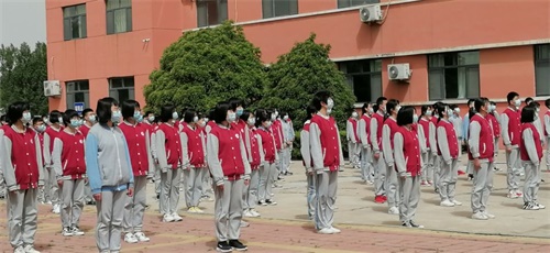 复学复志不负韶华风雨兼程亮剑学考济南高新区遥墙中学举行复学升旗