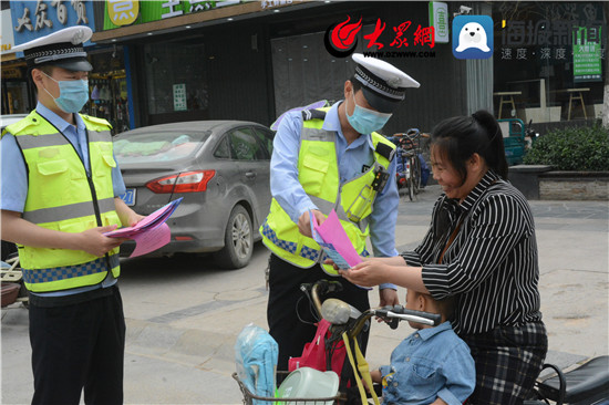 在商场,超市,写字楼等摩托车,电动车集中区域,高青交警提前悬挂宣传