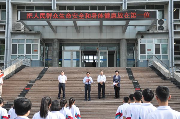 济南二中举行高一高二复学升旗仪式