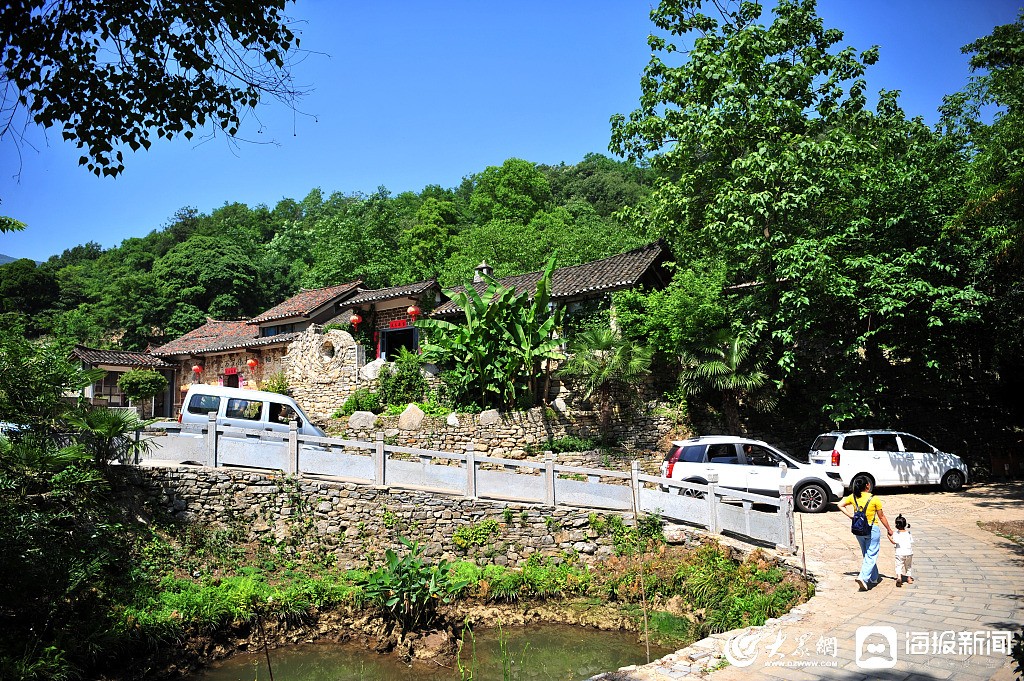 2020年5月23日,游客在湖北省宜昌市远安县花林寺镇龙凤村庞家湾