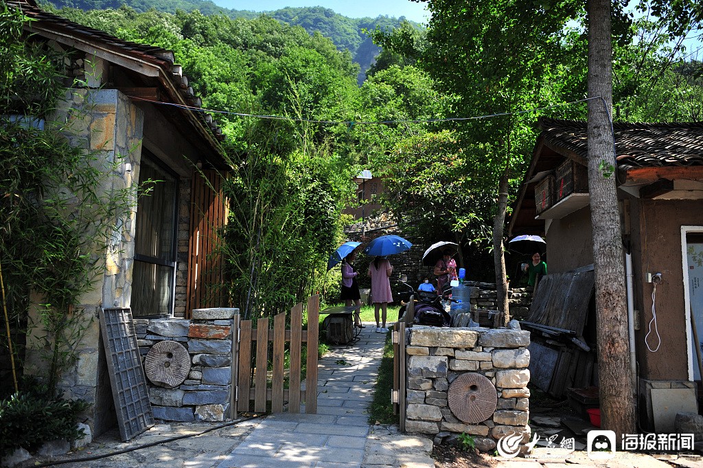 游客在湖北省宜昌市远安县花林寺镇龙凤村庞家湾拈花谷民宿度假村游玩