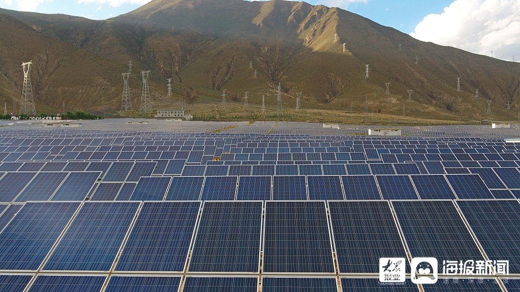 在西藏自治区山南市境内,集中式并网发电的扶贫光伏电站(无人机照片)
