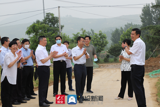 莒县峤山"印象梁甫"文旅项目建设现场,听取了峤山镇党委书记张传坤