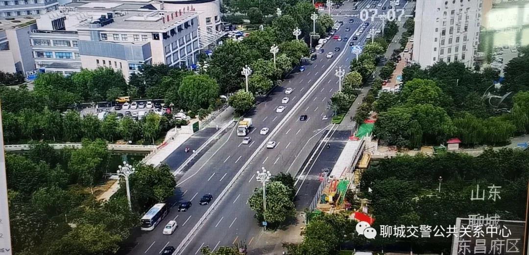 目前,东昌路二干渠桥,兴华路二干渠桥两处桥面非机动车道的施工仍在