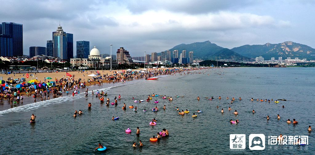 青岛市民游客海边浴场戏水享清凉