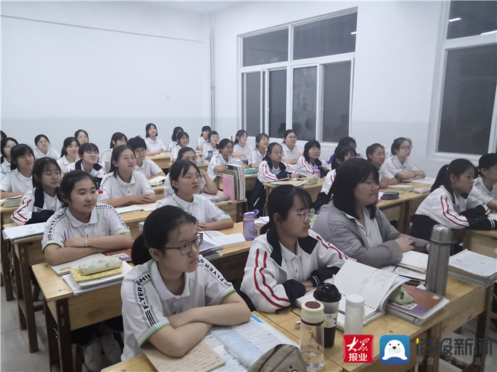 东平明湖中学组织学生观看《开学第一课》