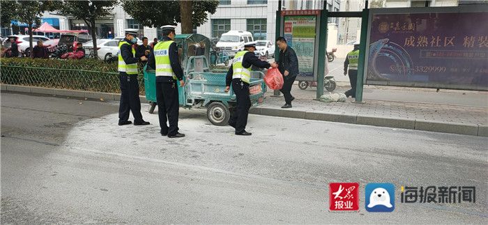 电动三轮车突然起火宁阳交警执勤辅警合力扑灭