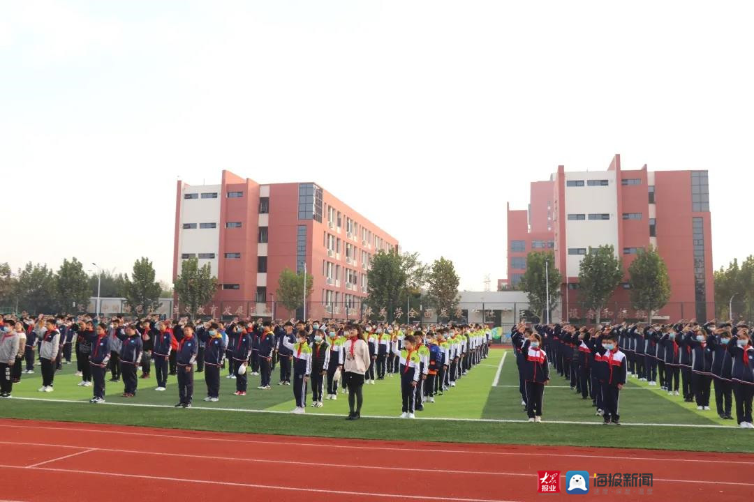 争做新时代好队员 崂山区实验初级中学举行七年级建队仪式