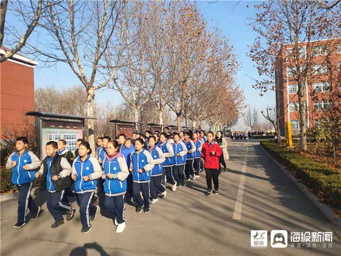 广饶县大王镇实验中学举行"阳光体育"冬季长跑启动仪式