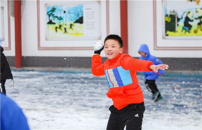 安排上了冬天里的第一场雪仗