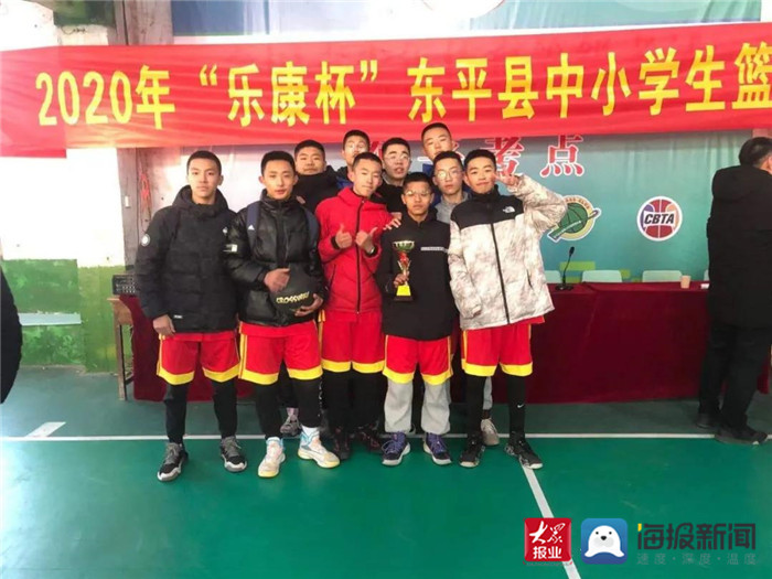 东平县佛山中学在首届县中小学篮球比赛中斩获亚军