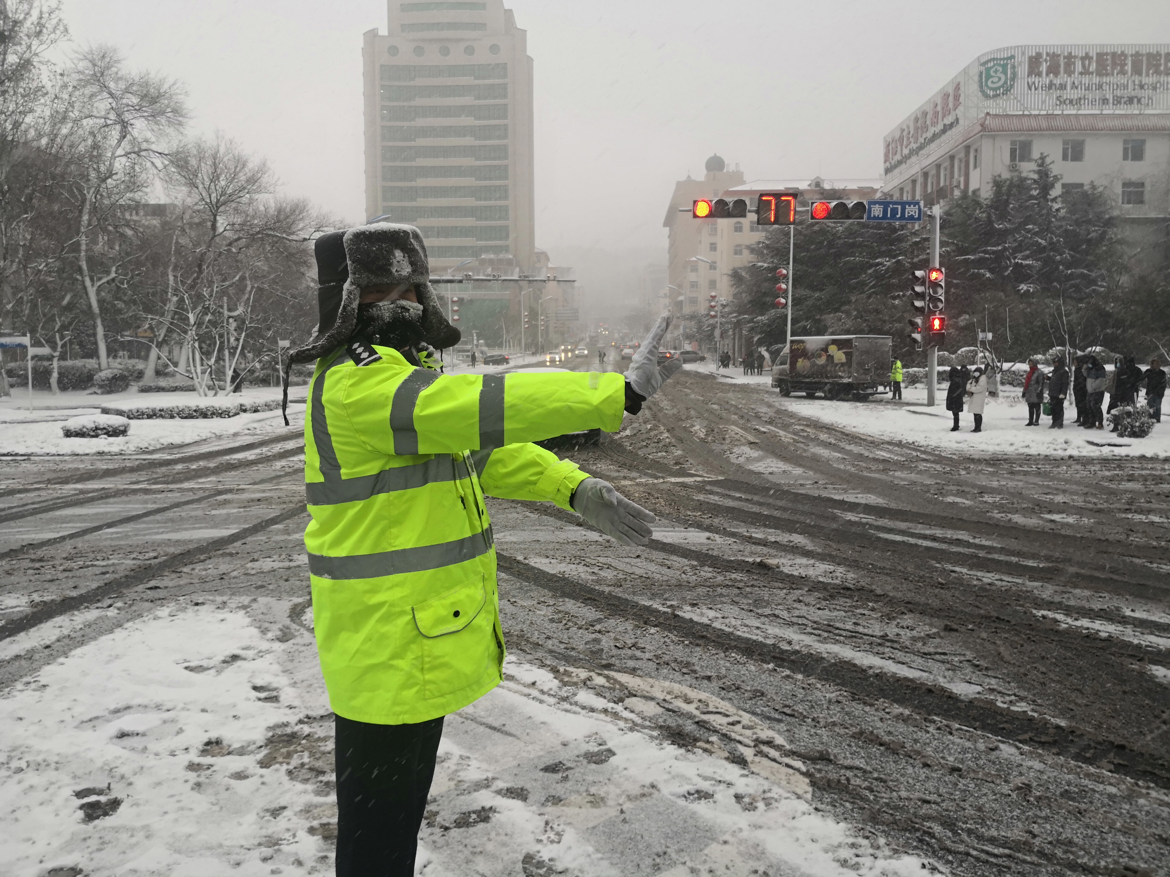 连夜清雪 威海交警确保市民出行畅通