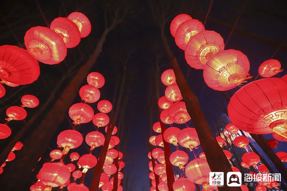 青岛:大红灯笼点亮公园夜景迎新春