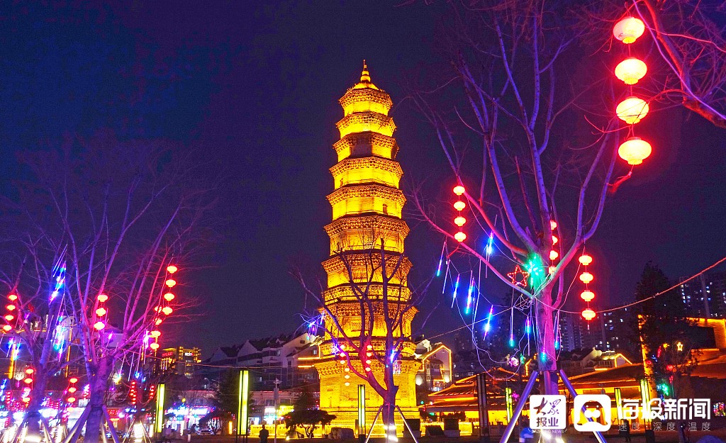 2021年2月7日,山东省滕州市,五彩灯光映照下的龙泉塔.