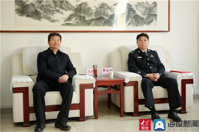 泰安市公安局领导到市中心医院为吴天坤举行"十佳好警嫂"送奖仪式