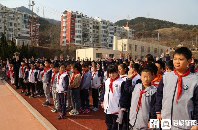 3月9日上午,烟台市交警一大队的燕兆平警官来到烟台市芝罘区塔山小学