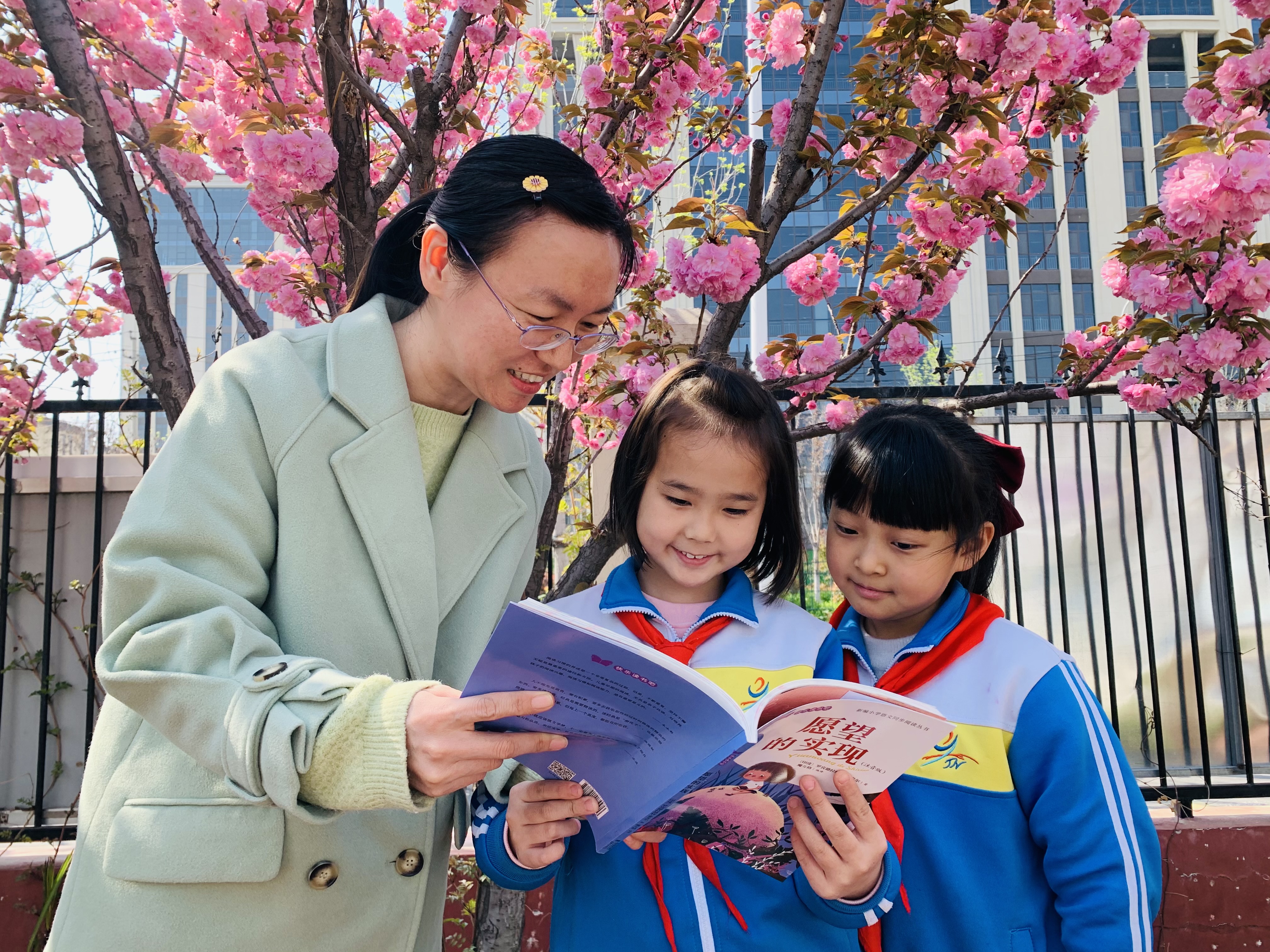 中小学校   学校德育处还为同学们设计了精美实用的读书打卡记录册