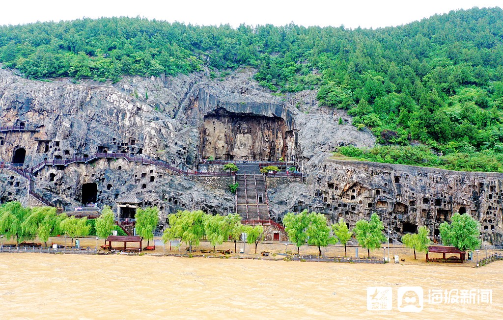 河南洛阳遭遇暴雨天气 龙门石窟景区暂时闭园