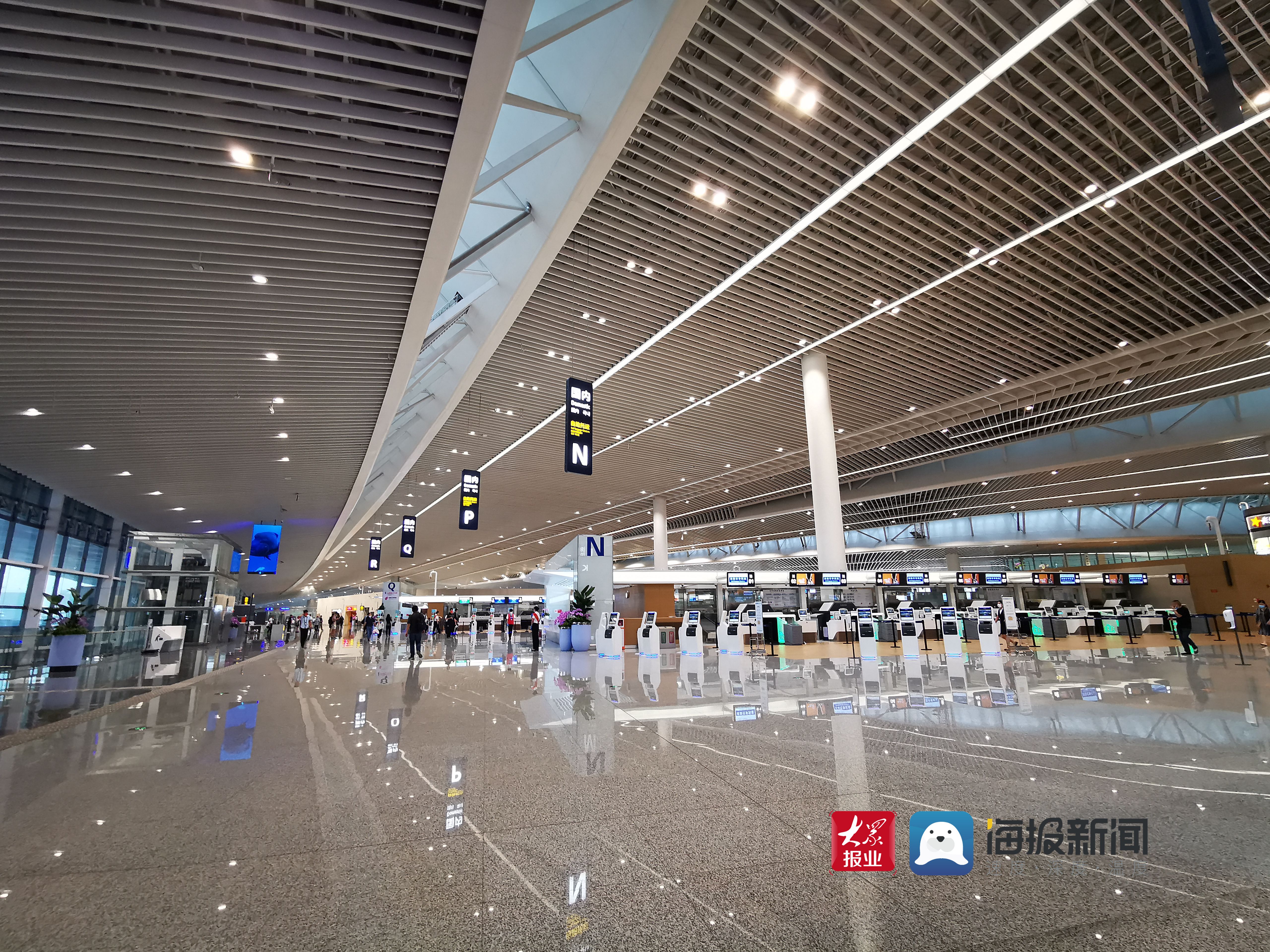 中国民航局发来贺信,对胶东机场投运表示祝贺.