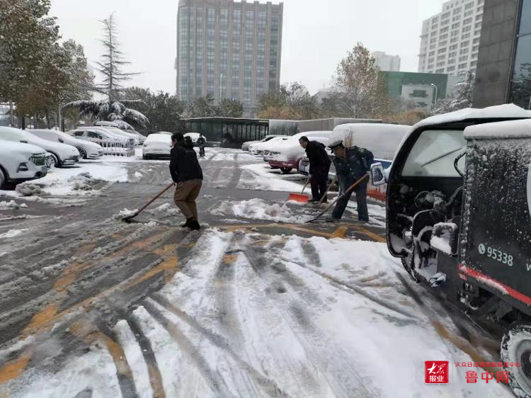 淄博高新区建设局:以雪为令 逆风而行 组织物业积极清雪保通畅