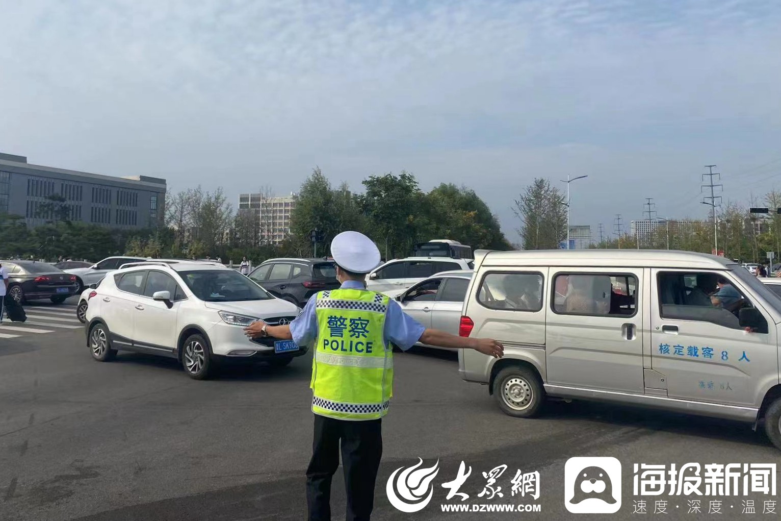 中秋团圆路莒县交警在守护