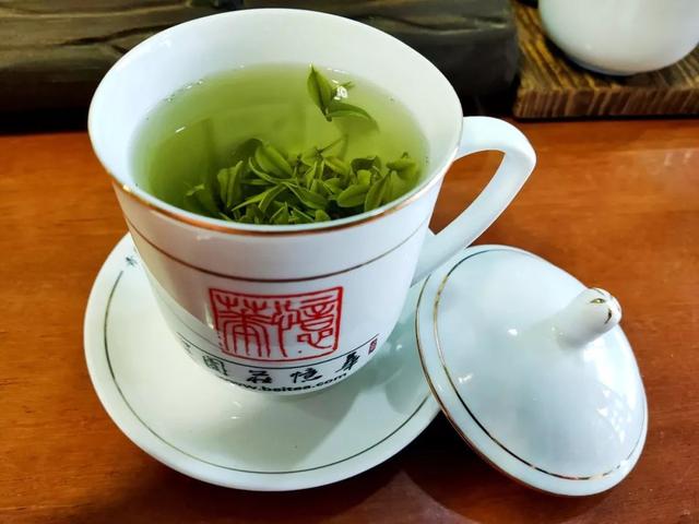 喝一杯清茶,滋润的是喉,静养的是心.