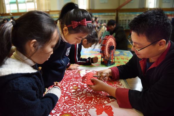 王涛参加非遗进校园活动,现场为小学生展示剪纸"绝技"