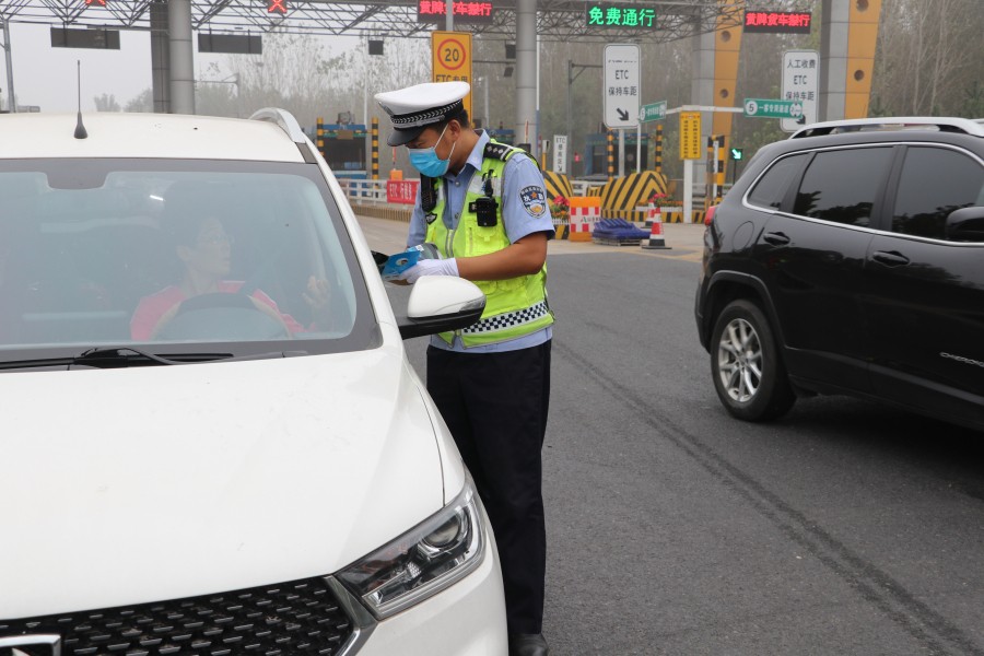 聊城高速交警临清大队国庆节期间开展交通安全宣传活动