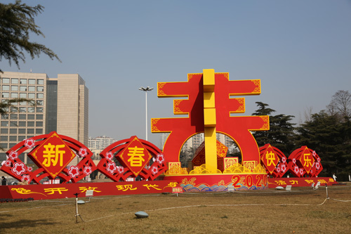 "春"意浓浓迎新年!青岛市五四广场春节景观造型亮相